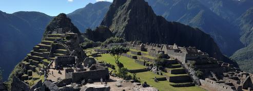 Deux touristes nus arrêtés devant le Machu Picchu