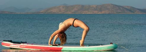 À Carnac, pause yoga sur paddle