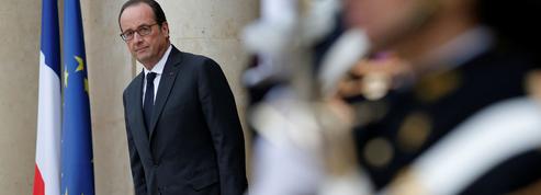 Hollande peaufine sa stratégie et son calendrier, avec Valls en embuscade