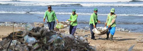 Les déchets qui jonchent les plages de Bali ternissent le paysage