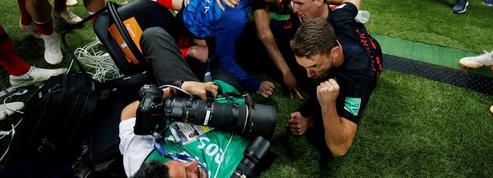 Un photographe écrasé par les joueurs croates heureux après leur but