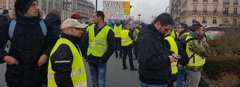 «Gilets jaunes» : Porte Maillot, des manifestants bloqués par les CRS ont retiré leur gilet
