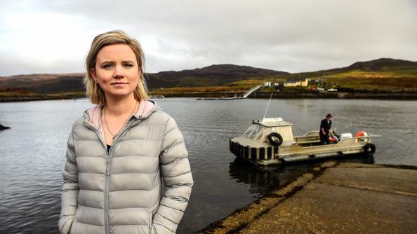 Rebecca Munro, une des six habitantes d'Ulva. En arrière plan, son mari Donald Munro, opérateur du ferry de l'île.