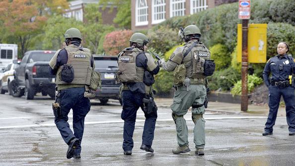 Des policiers aux abords de la synagogue.