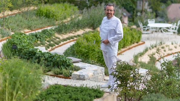 Laurent Petit, chef du Clos des Sens, à Annecy-le-Vieux, dans son jardin.