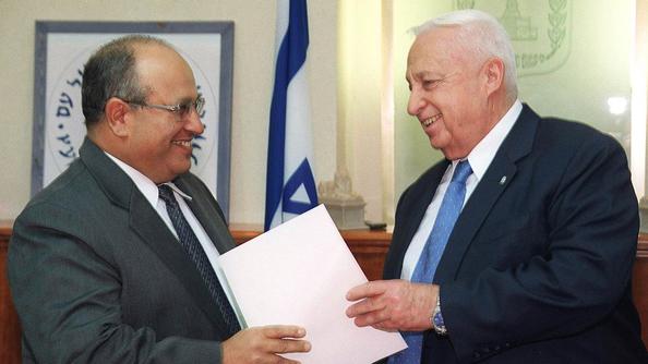 Le premier ministre israélien Ariel Sharon avec le directeur du Mossad, Meïr Dagan, lors de sa nomination en octobre 2002.