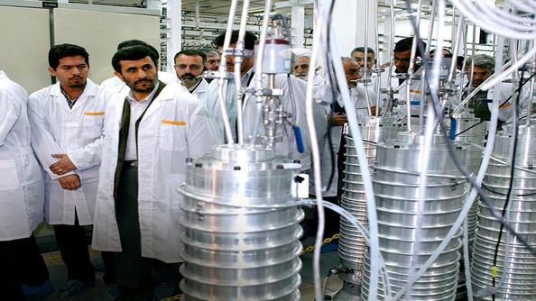 Le président iranien Mahmoud Ahmadinejad visite la centrale nucléaire de Natanz en 2008.