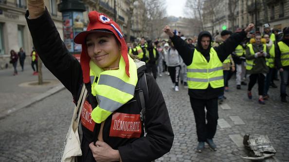 Des «gilets jaunes» arboraient des autocollants «Démocratie», «Révolte», «Egalité», «Colère» ou «Résistance» samedi à Paris. La mention est encadrée de ces formules: «Justice fiscale», «Justice sociale».