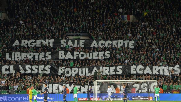 Le Paris SG offensé par des banderoles anti-Qatar à Saint ...