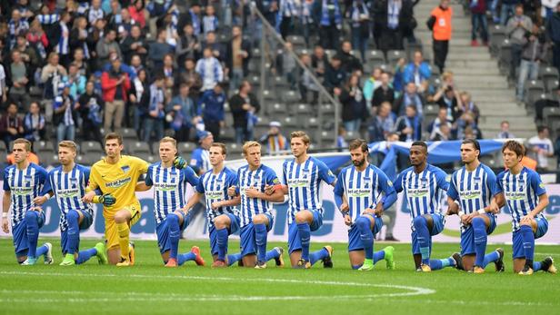 Les joueurs  du Hertha  Berlin mettent tous un genou  terre