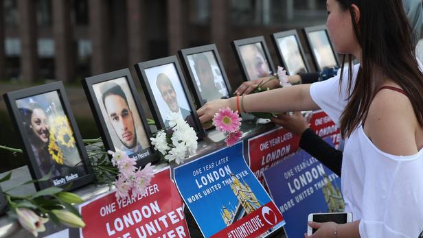 Un an après, le Royaume-uni rend hommage aux victimes de l'attentat du