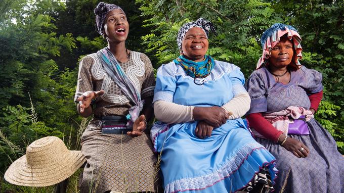 Visages féminins rougis par l'ibomvu, une protection solaire traditionnelle à base d'argile.