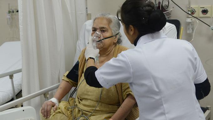 Un médecin indien traite une patiente souffrant de problèmes respiratoires à l'aide d'un nébuliseur, le 10 novembre dernier à l'hôpital de Sri Ganga Ram, à New Delhi.