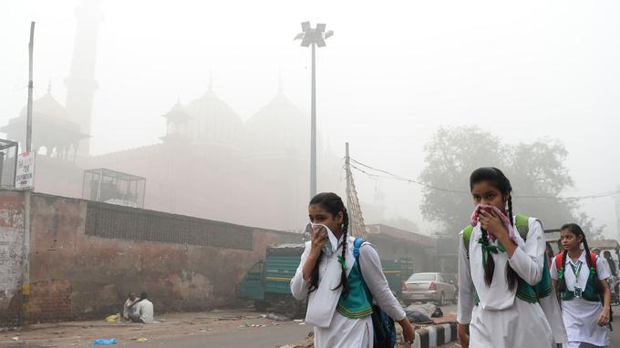 Des étudiantes indiennes se couvrent la bouche pour ne pas respirer le smog épais, le 8 novembre dernier. Depuis mardi, l'ensemble des établissements scolaires ont été fermés pour protéger les poumons des enfants.