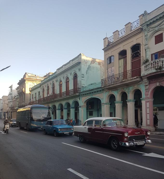 Dans les rues de La Havane, les cars de touristes côtoient les anciennes Chevrolet