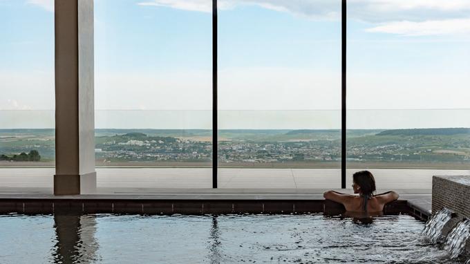 La piscine intérieure, plein cadre sur la vallée de la Marne