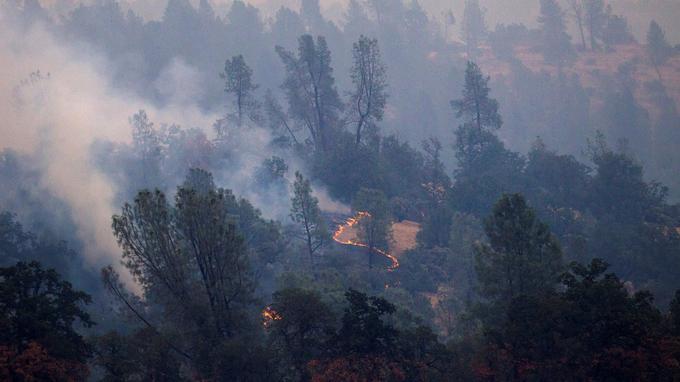  The fire "Carr" burns west of Redding , Calif., 