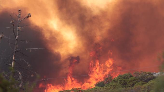  The smoke of the "Cranston" icing lights the sky of Highway 243, south of Idyllwild, California on Wednesday, July 25, 2018. The authorities ordered residents to leave Idyllwild, home to about 12,000 people, and the San Jacinto forest communities east of Los Angeles 