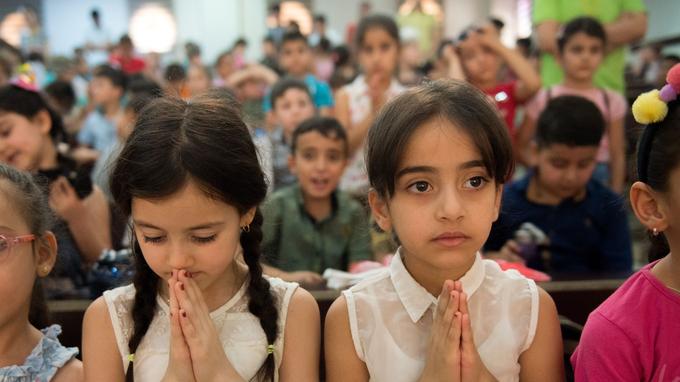 Des enfants prient Ã  Qaraqosh, oÃ¹ la moitiÃ© de la population est revenue depuis la libÃ©ration de la ville.