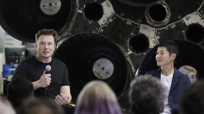   Elon Musk, on the left, submitted to Yusaku Maezawa before the engine of a Falcon 9 rocket in the SpaceX plant in California. 