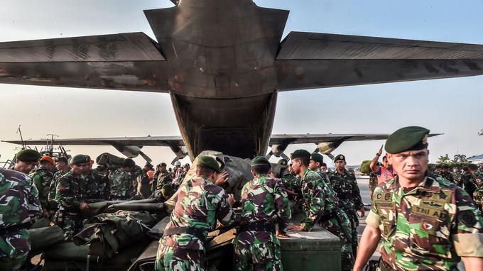 Des soldats indonésiens ont été mobilisés pour venir en aide aux victimes. Ici sur une base militaire de Jakarta avant un départ pour Palu.