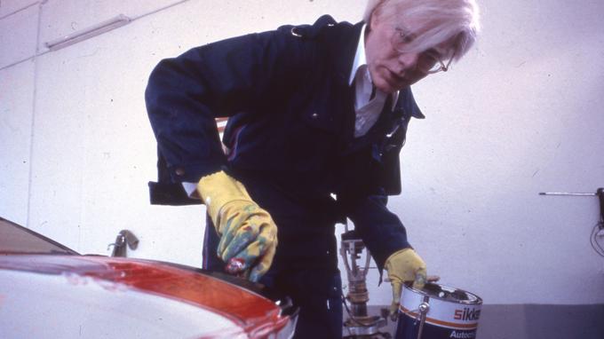 Andy Warhol peint la M1 dans les studios BMW à Munich.
