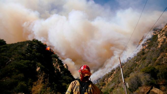 Des pompiers luttent contre «Woolsey Fire»