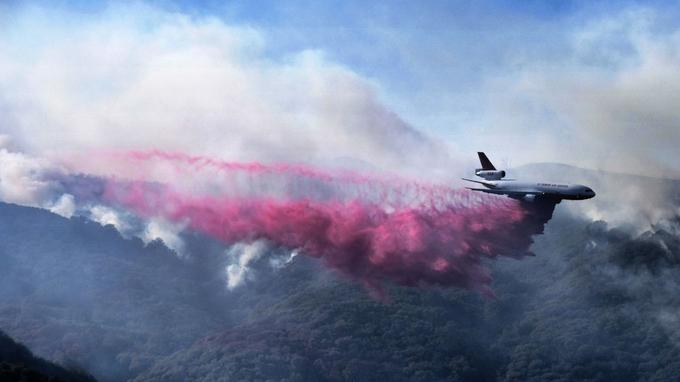 Un DC-10 largue du «retardant».