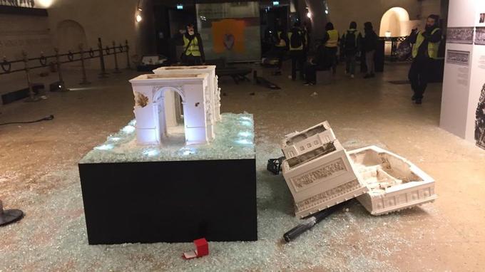 À l'intérieur de l'Arc de Triomphe samedi soir.