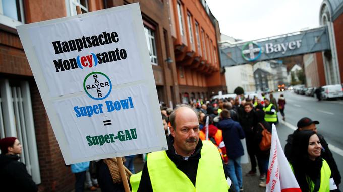 Des employés de l'entreprise Bayer manifestent à Wuttertal.