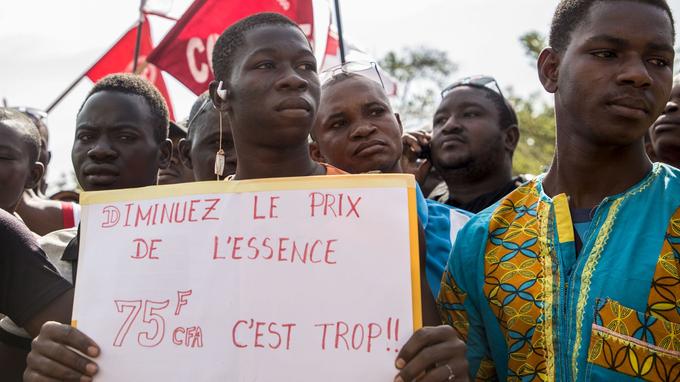 Manifestation à Ouagadougou contre la hausse du prix du carburant.