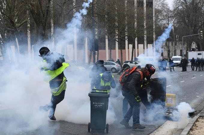 À Bourges, «gilets jaunes» et forces de l'ordre se sont opposés en milieu d'après-midi.
