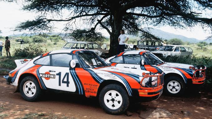 Les 911 SC Safari arrêtées à une assistance lors du Safari Rally de 1978.