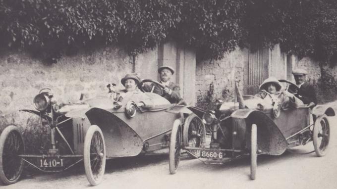Rétromobile présente les cyclecars Bédélia qui ont vu le jour en 1907 et qui installaient deux personnes en tandem.