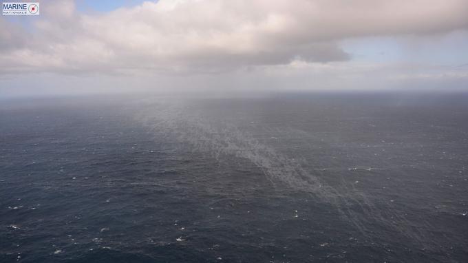 Prise par la Marine Nationale cette photo montre une des deux nappes de pétrole déversé dans l'océan.