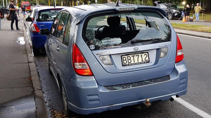 Cette voiture a été touchée par une balle, non loin de l'une des deux mosquées.