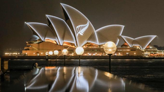 Une image de fougère argentée, symbole de la Nouvelle-Zélande, a été projetée sur l'opéra de Sydney.