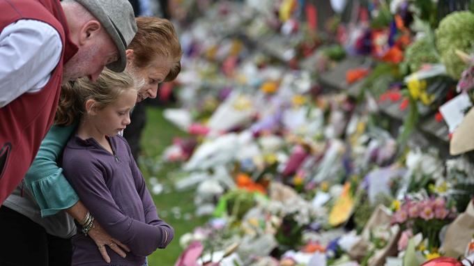 Les fleurs s'empilent dans un mémorial improvisé, en hommage aux victimes.