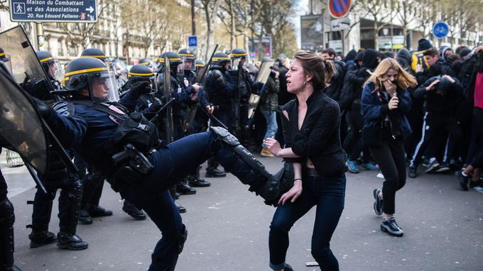 Résultat de recherche d'images pour "crs violents"