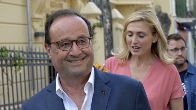 François Hollande et sa compagne Julie Gayet le 19 juillet dernier à Vence (Alpes-Maritimes). Depoilly Xavier/ANDBZ/ABACA © Veuillez patienter pendant quelque instant