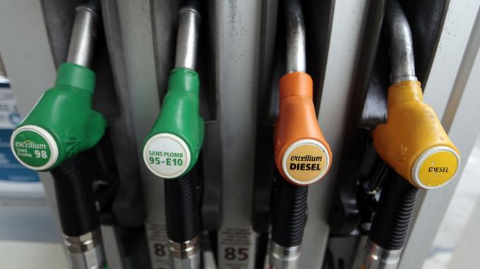 Pourquoi les prix à la pompe baissent moins vite que les cours du pétrole