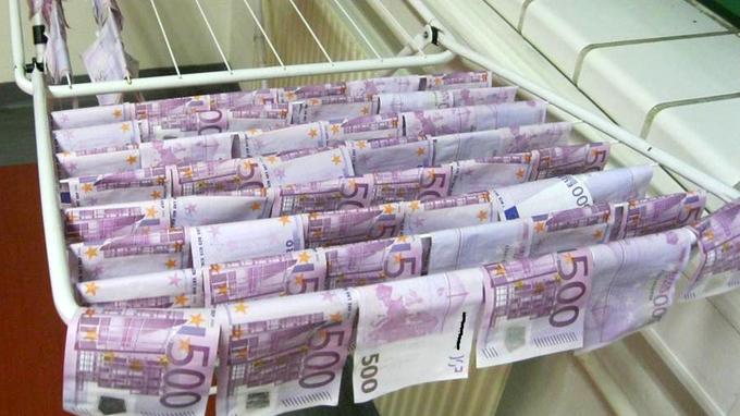 L'énigme des billets de 500 euros retrouvés dans les toilettes résolue XVM0c8e25e0-05f1-11e9-b594-5116f1d05d6b