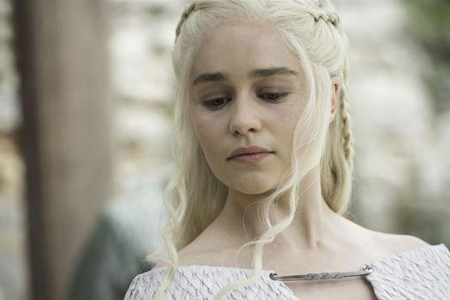 Daeneys Targaryen ( Emilia Clarke).