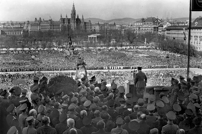 Adolf Hitler em Viena, 15 de Março de 1938, após a anexação da Áustria: proclama o regresso do seu país natal ao império alemão.'annexion de l'Autriche: il proclame le retour de son pays natal dans l'empire allemand.
