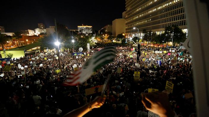 Des milliers d�Américains dans la rue contre la victoire Des milliers d�Américains dans la rue contre la victoire