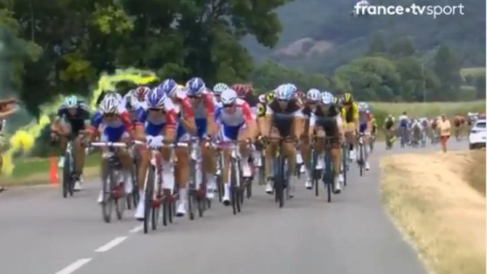 Tour de France 2018 : Un fumigène lancé dans le peloton ravive la polémique