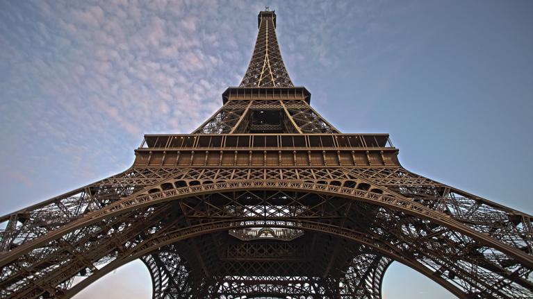 Tour Eiffel : «Il aurait fallu construire un mur pare-balles de 325 mètres»