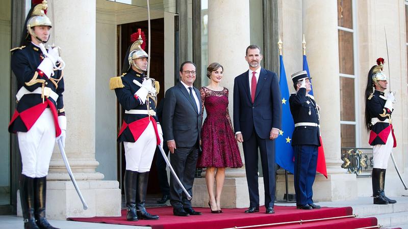 Letizia d'Espagne en une robe bordeaux avec manche courte