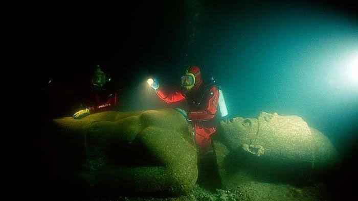 Des dizaines de bateaux, des statues monumentales et des stèles de plusieurs mètres ont été retrouvées.