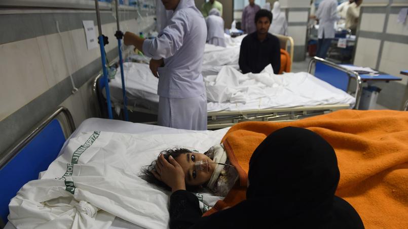 Un enfant victime de l'attentat soigné dans un hôpital de Lahore.